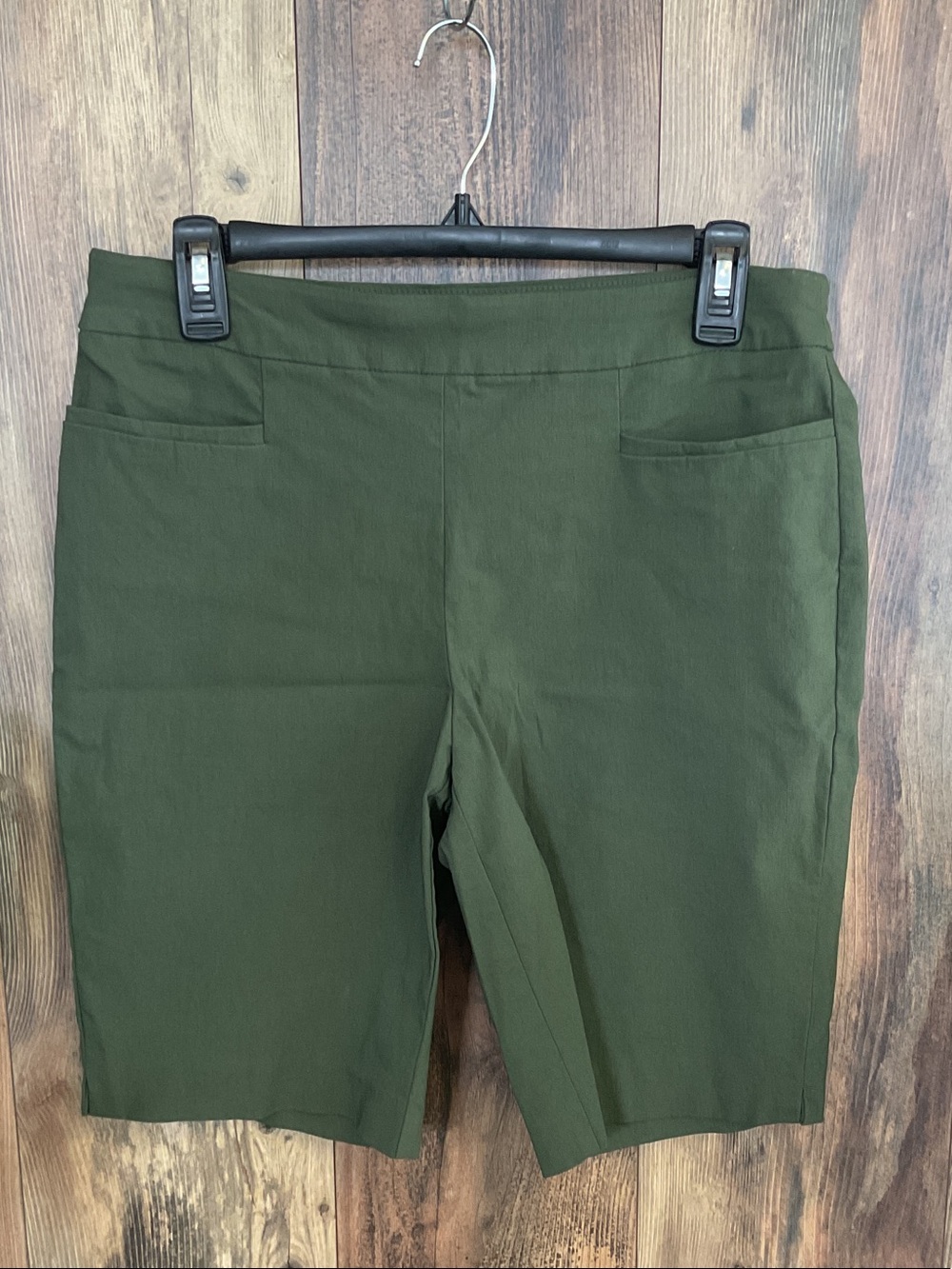 Time and Tru Olive Green Bermuda Stretch Waist Shorts M   C223